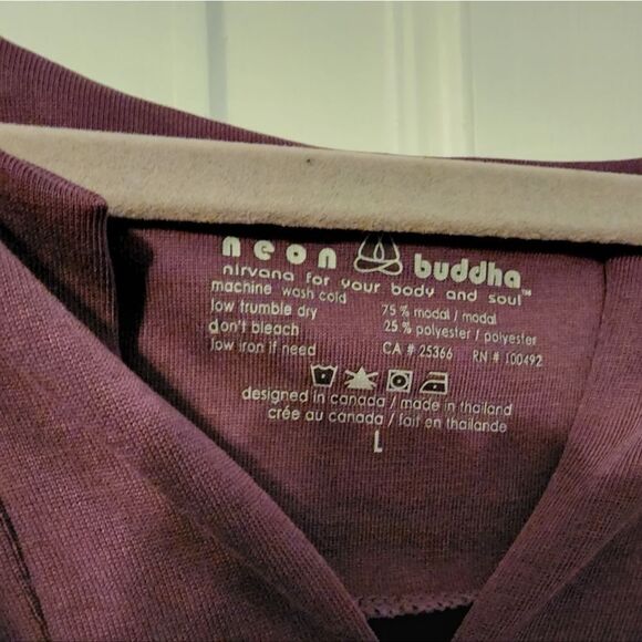 Soft lightweight VNeck Long Sleeve Shirt. L. Never worn. Maroon.3 buttons. - Picture 7 of 12